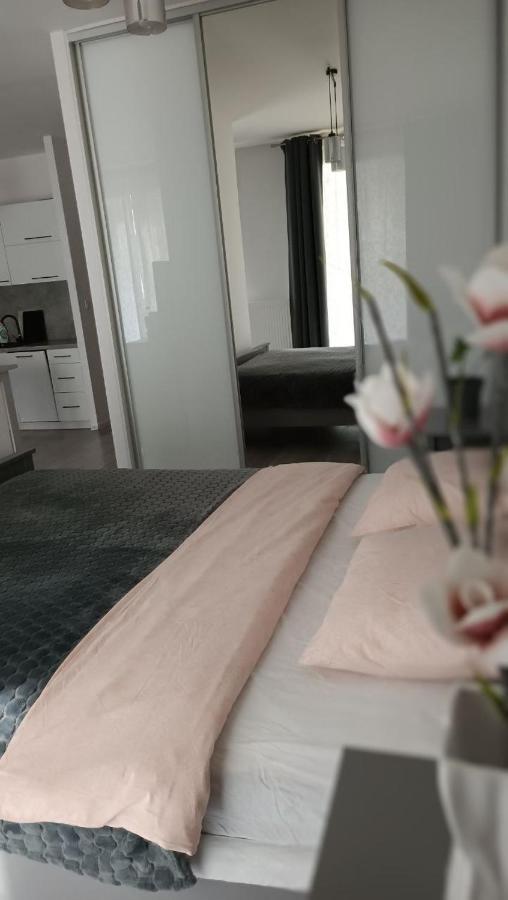 Apartment Z Ogrodkiem Na Warszawskiej Woli Warschau Exterior foto